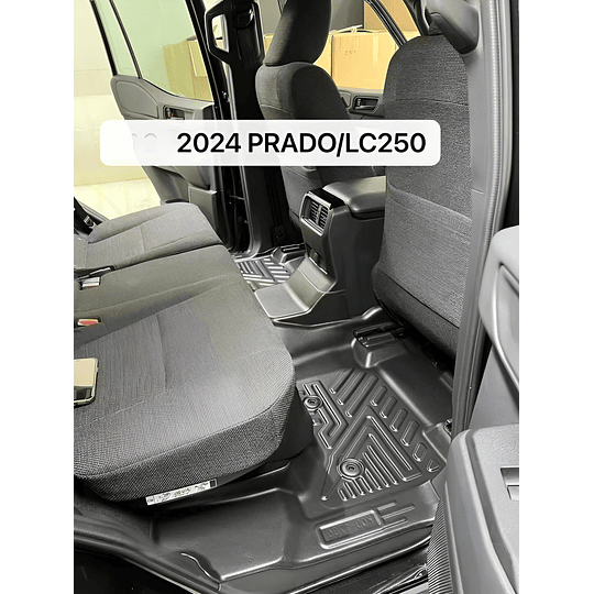 (Toyota Land Cruiser Prado 2024+) Pisos Rígidos Calce Perfecto Tipo Bandeja Antiderrame (1era+2da+3era Fila de Asientos)