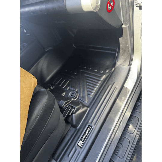 (Toyota FJ Cruiser 2006-2022) Pisos Rígidos Calce Perfecto Tipo Bandeja Antiderrame