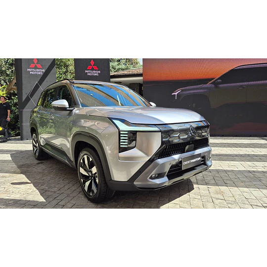 (Mitsubishi Destinator 2026+) Pisos Rígidos Calce Perfecto Tipo Bandeja Antiderrame (1era+2da+3era Fila de Asientos)