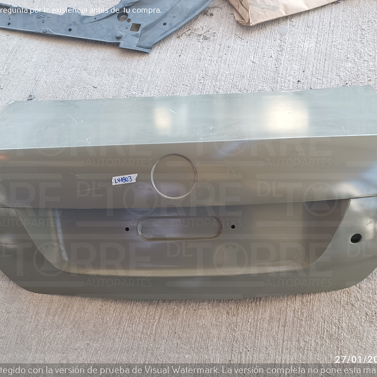 Tapa cajuela de VW Vento PARA REPARAR 1