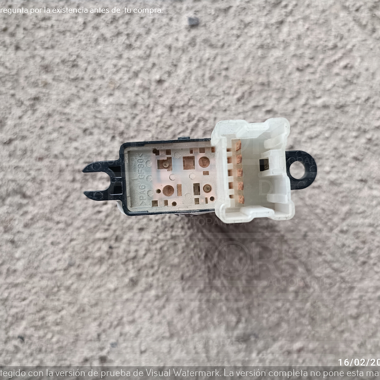 Boton de cristales de Nissan  derecho,  2