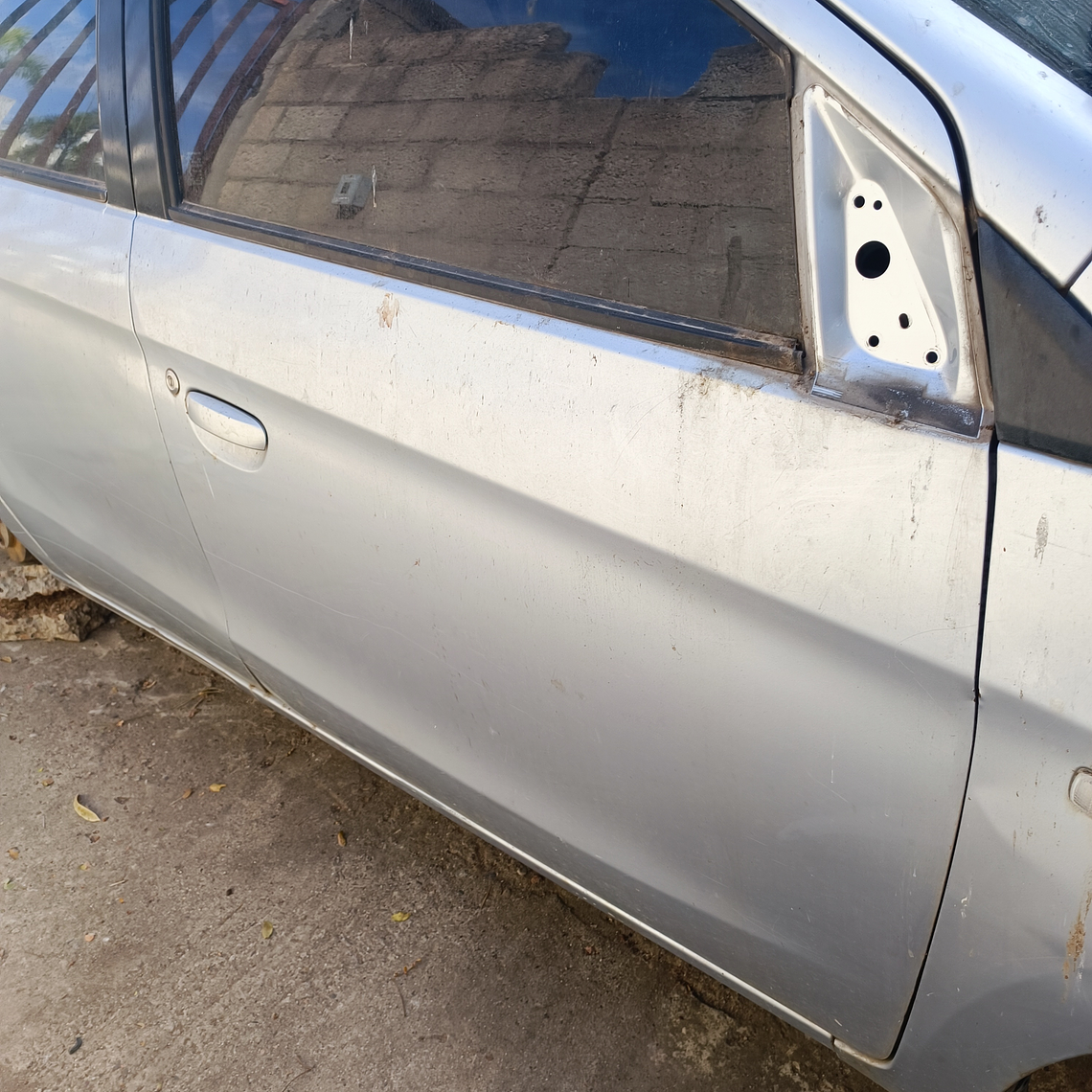 Puerta  de Dodge Attitude derecha, delantera, 2015-2023 1