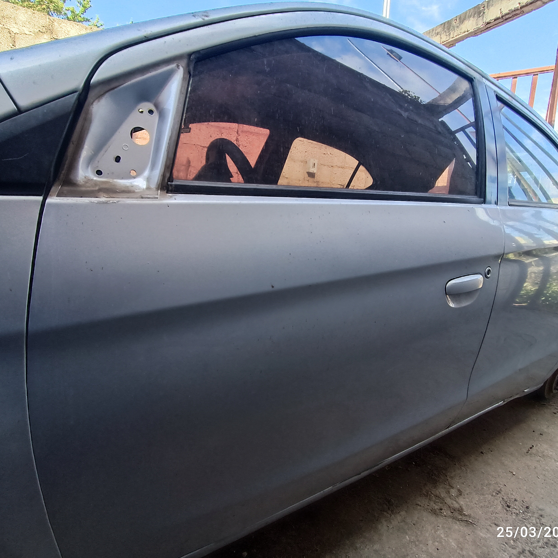 Puerta  de Dodge Attitude izquierda, delantera, 2015-2023 1