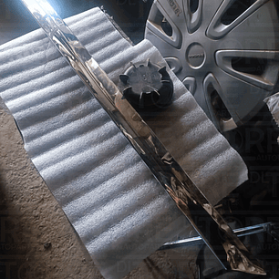 Cromo  de Nissan Sentra centro, trasero, 2013-2019