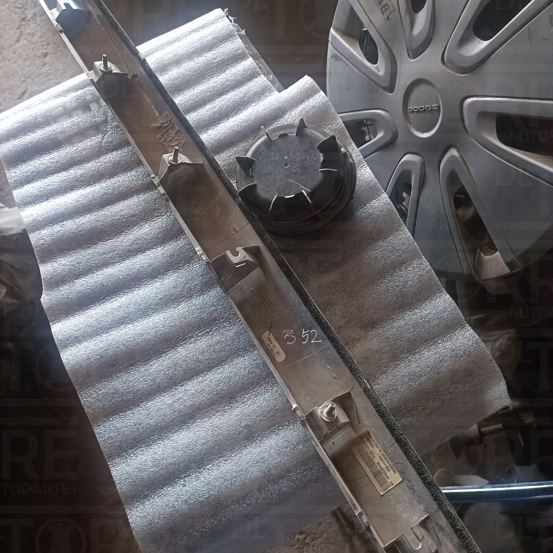 Cromo  de Nissan Sentra central, trasero, 2007-2012 1