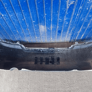 Fascia  de Nissan Versa central, trasero, exterior, superior, 2012-2019