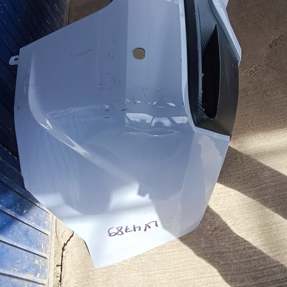 Fascia de Nissan Versa central, trasero, exterior, superior, 2020-2023 2