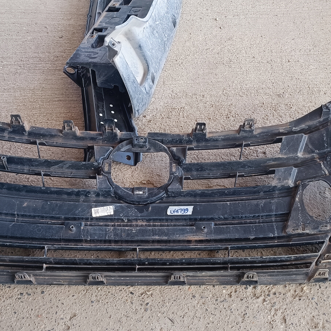 Parrilla  de Nissan Versa central, delantero, exterior, superior, 2023 2