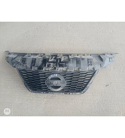 Parrilla de Nissan Versa central, delantero, exterior, superior, 2020-2023