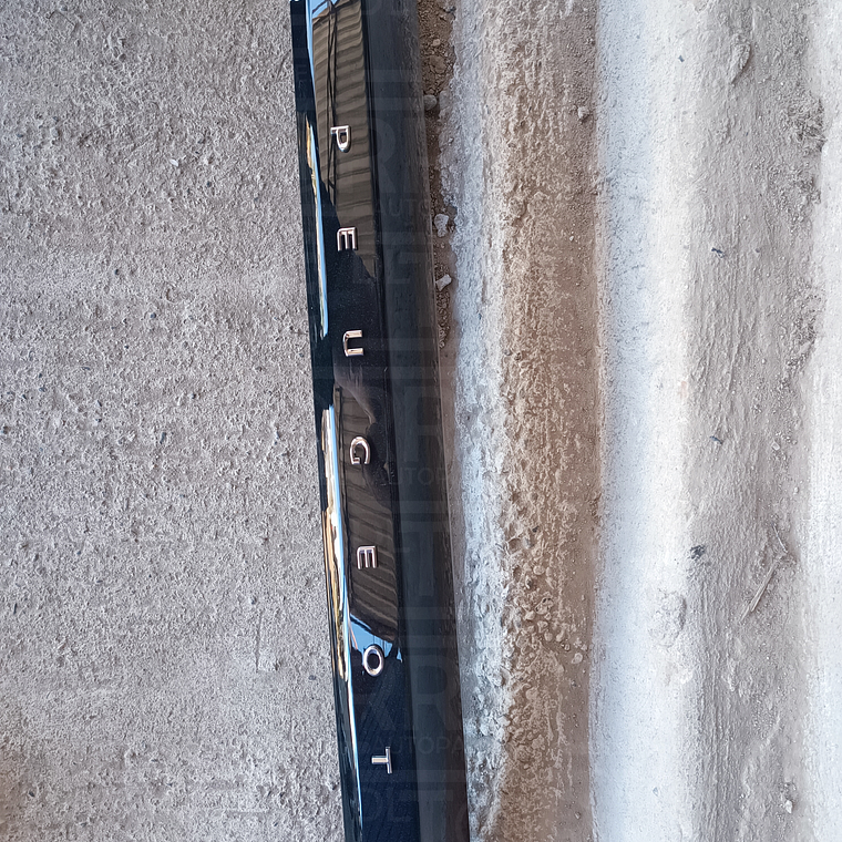 Moldura de tapa de Peugeot 2008 central, trasero, exterior, superior, 2022 1