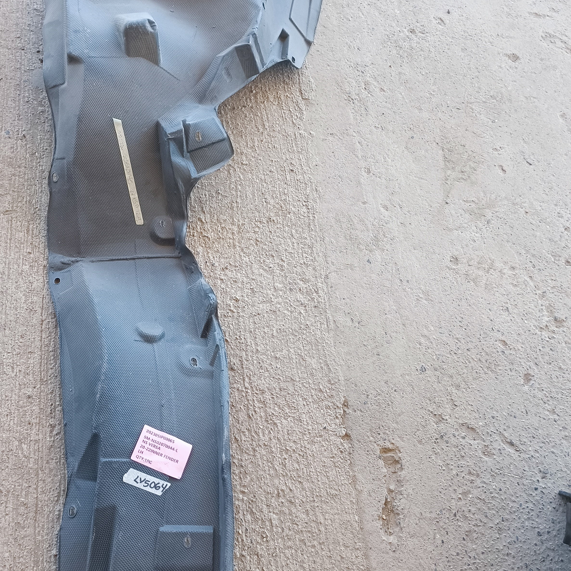 Tolva de salpicadera de Nissan Versa izquierdo, 2020-2022 1