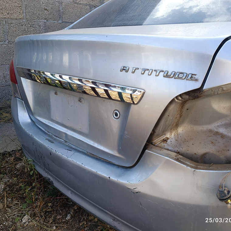 Tapa de cajuela de Dodge Attitude 2015-2023 1