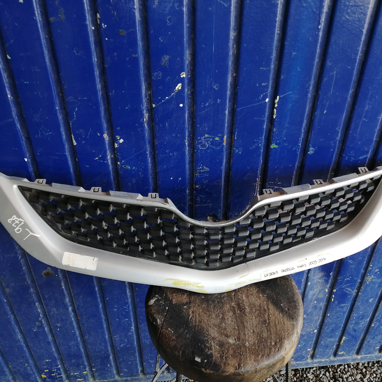 Parrilla de Toyota Yaris central, delantera, exterior, superior, 2009-2016 1