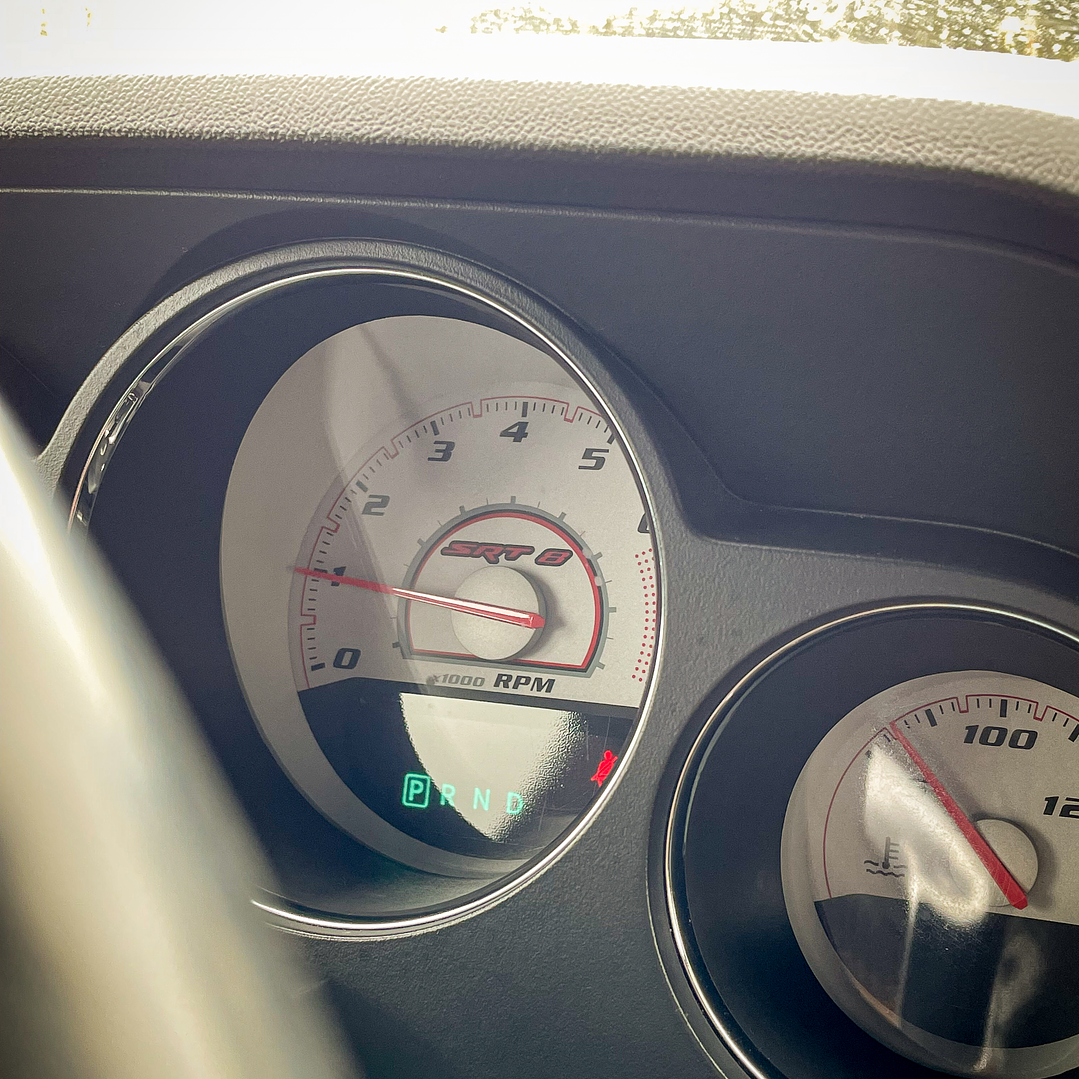 Dodge Challenger 6.4 SRT8 Automático 2012 25