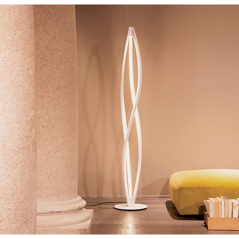 Q98253-WH Lámpara de Piso Aki 76W Luz Cálida 90-130V Acabado Blanco