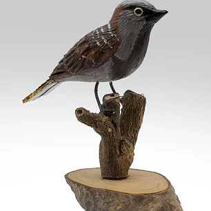 Gorrión en pedestal