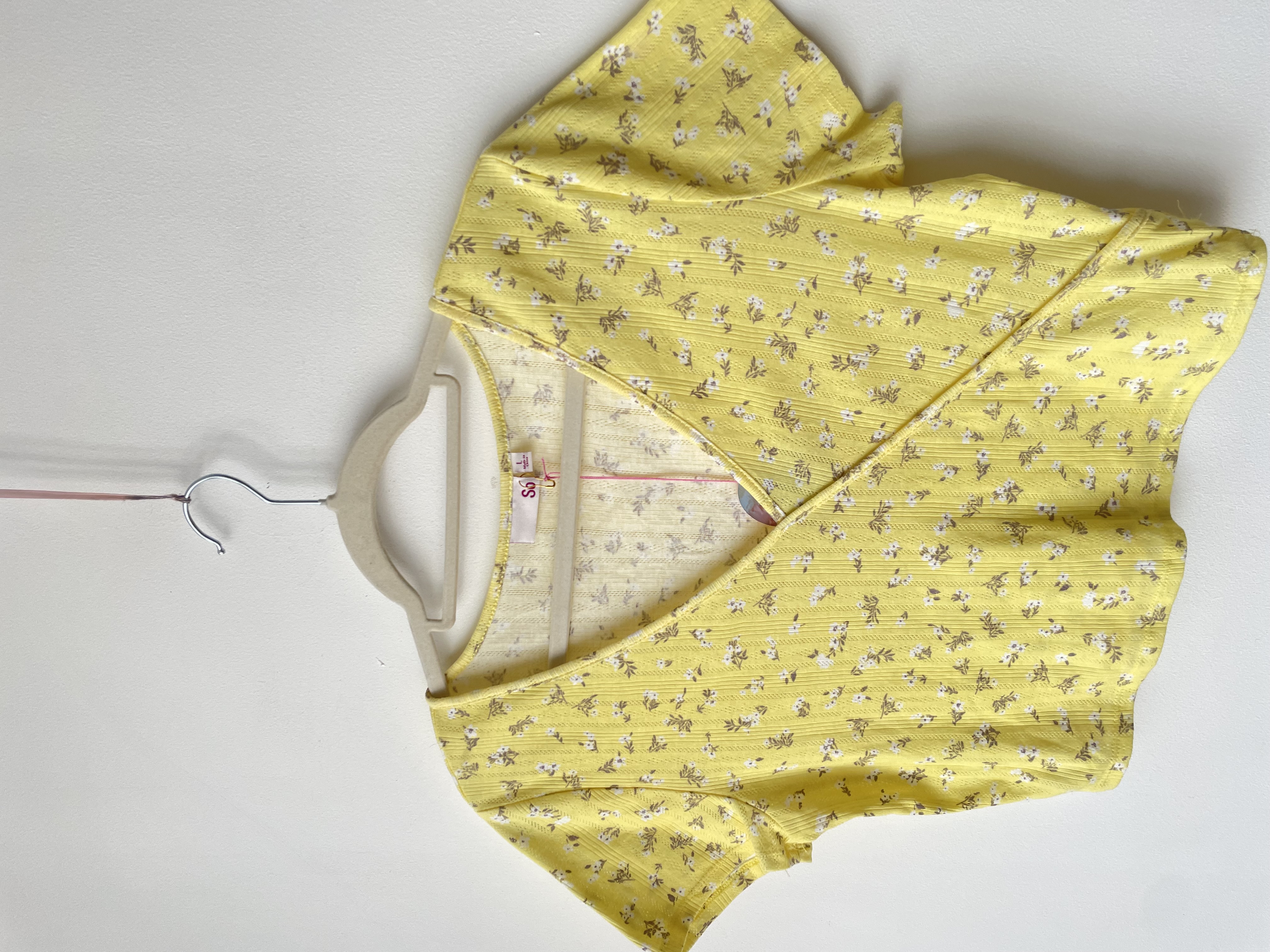 Polera amarilla. Talla: L  2