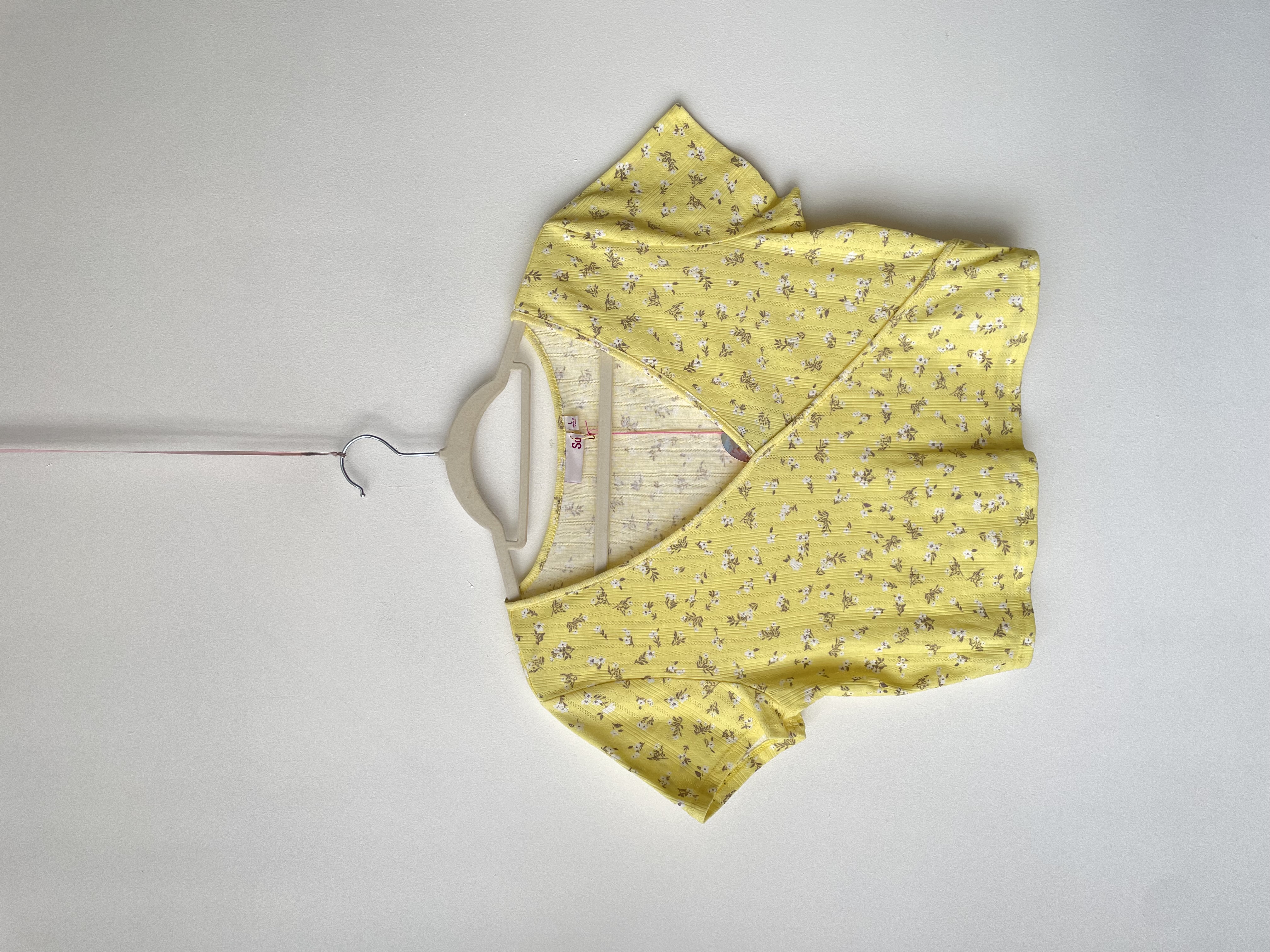 Polera amarilla. Talla: L  1