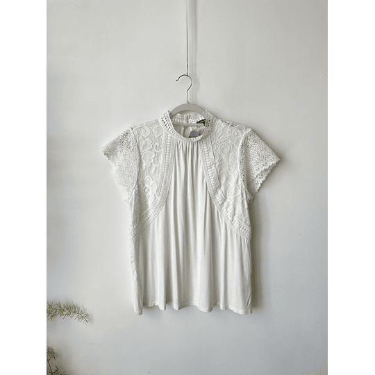 Polera broderie. Talla: L