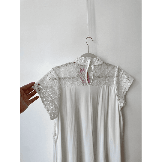 Polera broderie. Talla: L