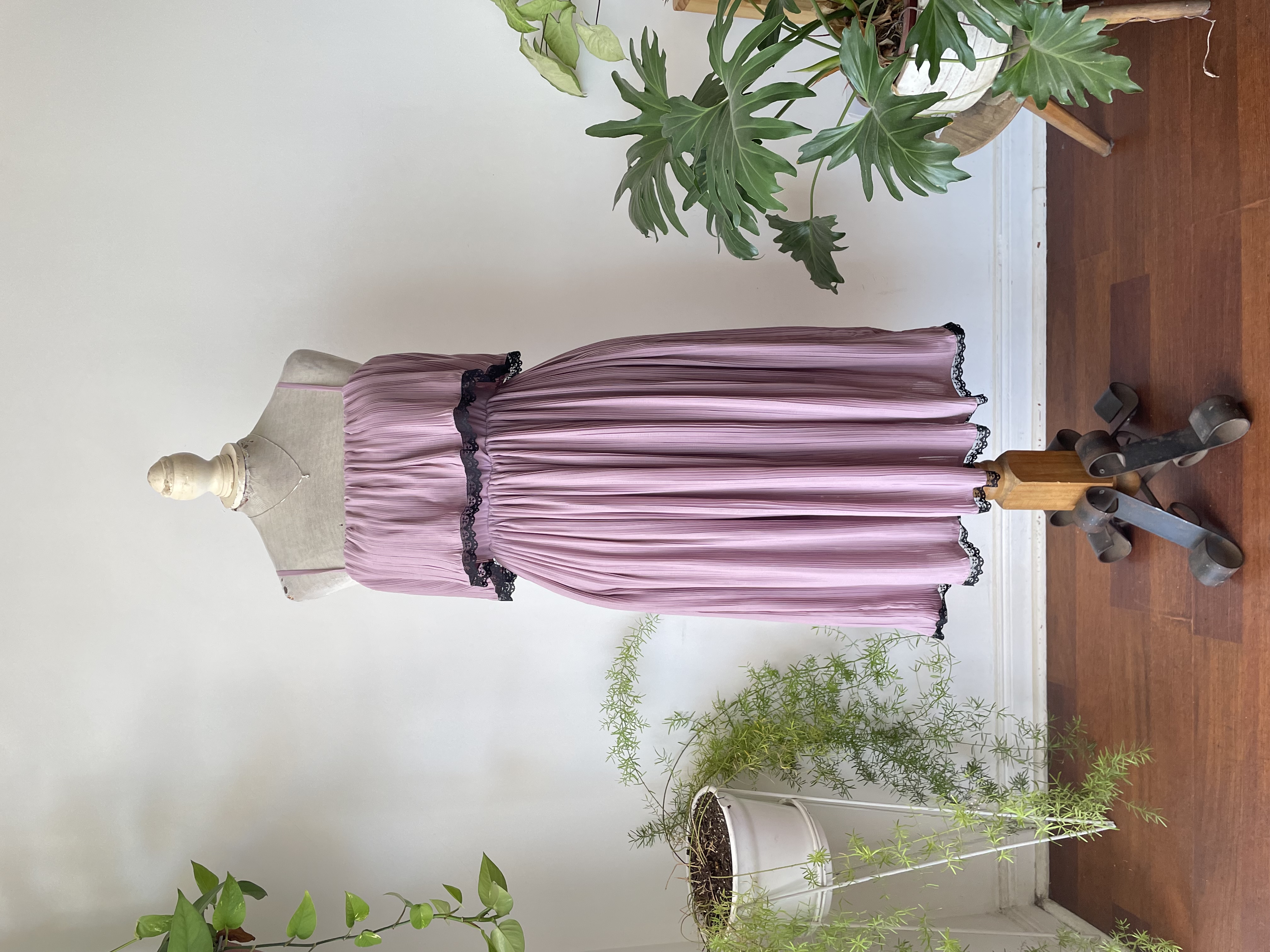 Vestido lila plisado. Talla: S 1