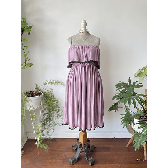 Vestido lila plisado. Talla: S
