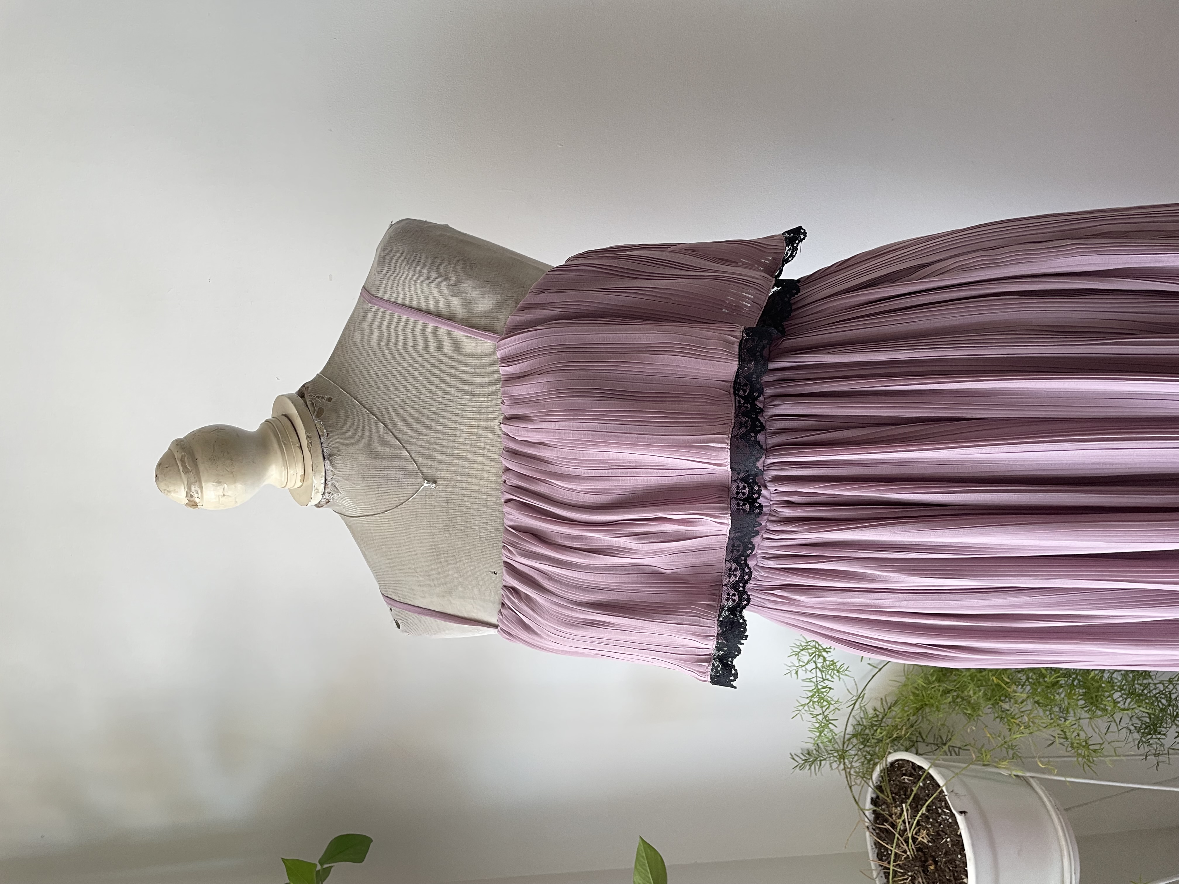 Vestido lila plisado. Talla: S 2