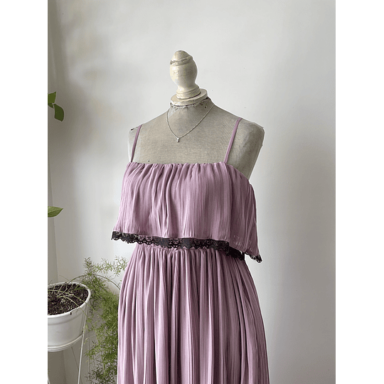 Vestido lila plisado. Talla: S
