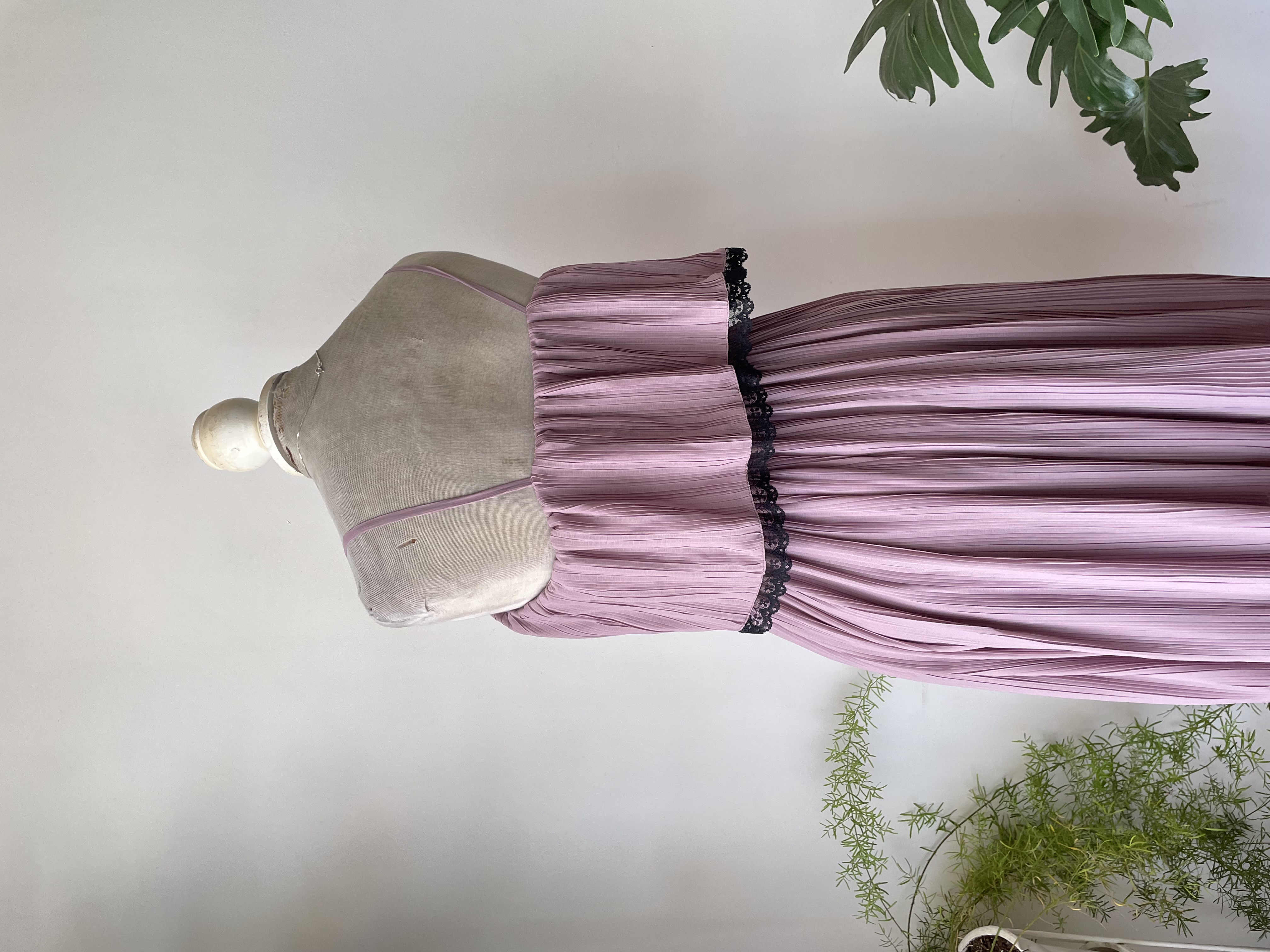 Vestido lila plisado. Talla: S 4