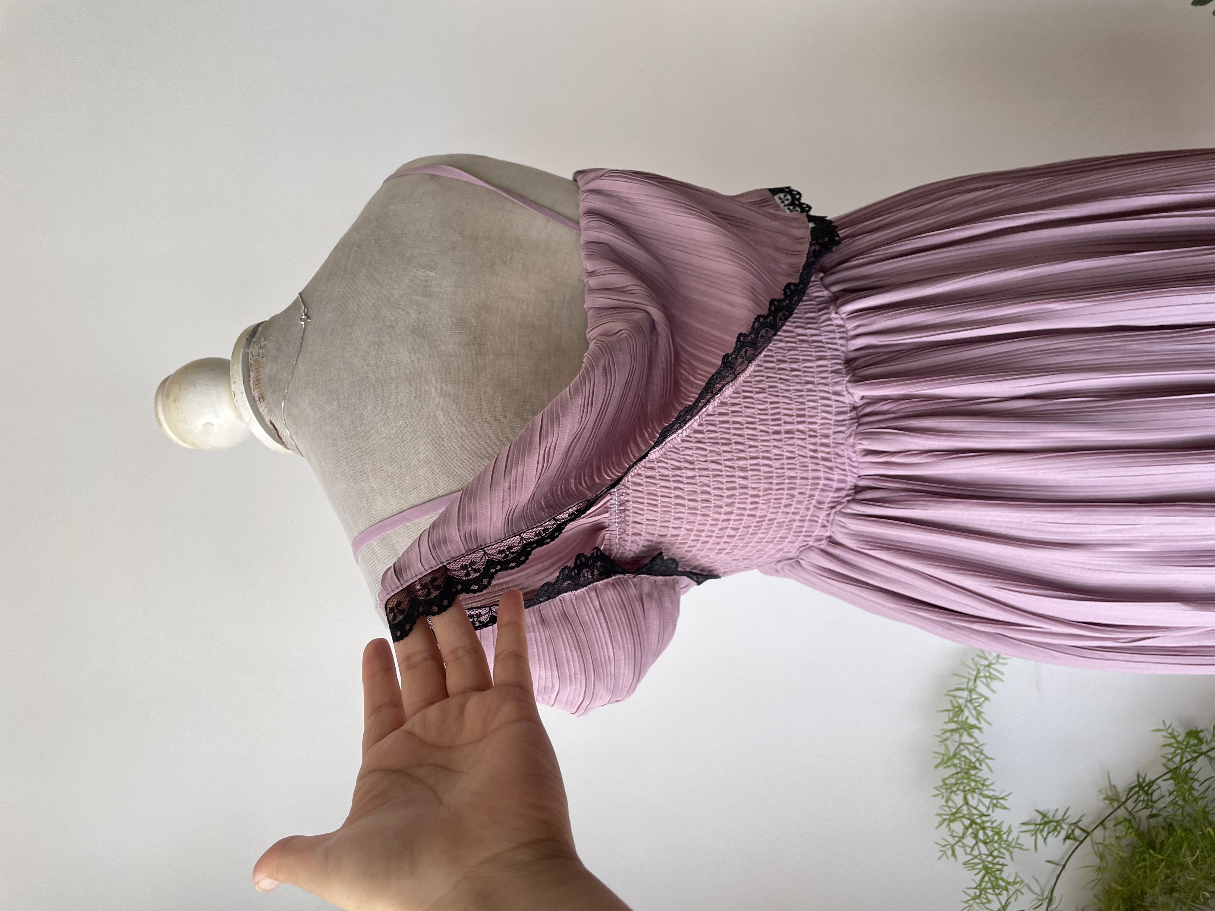 Vestido lila plisado. Talla: S 6