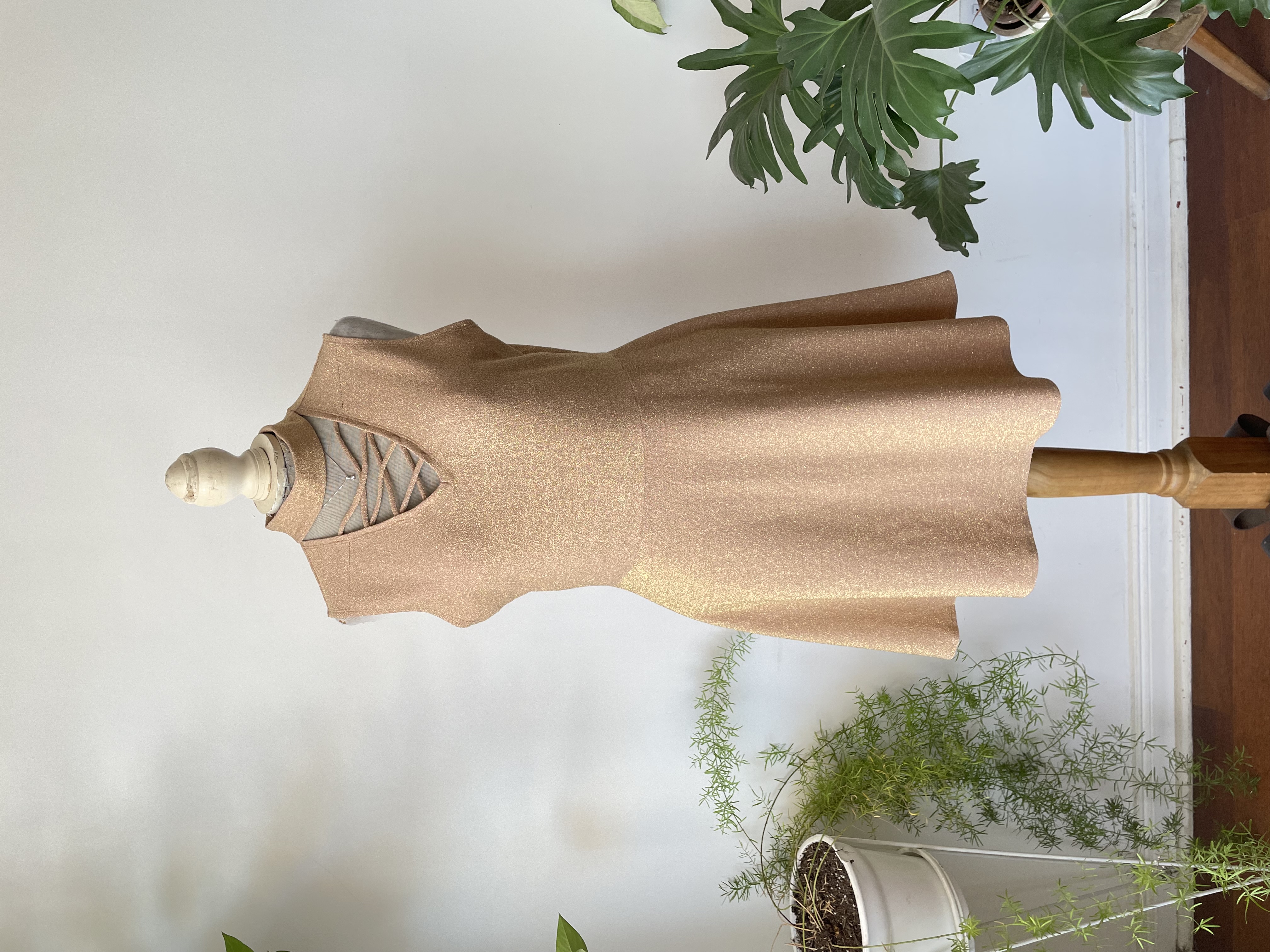 Vestido dorado. Talla: L 1