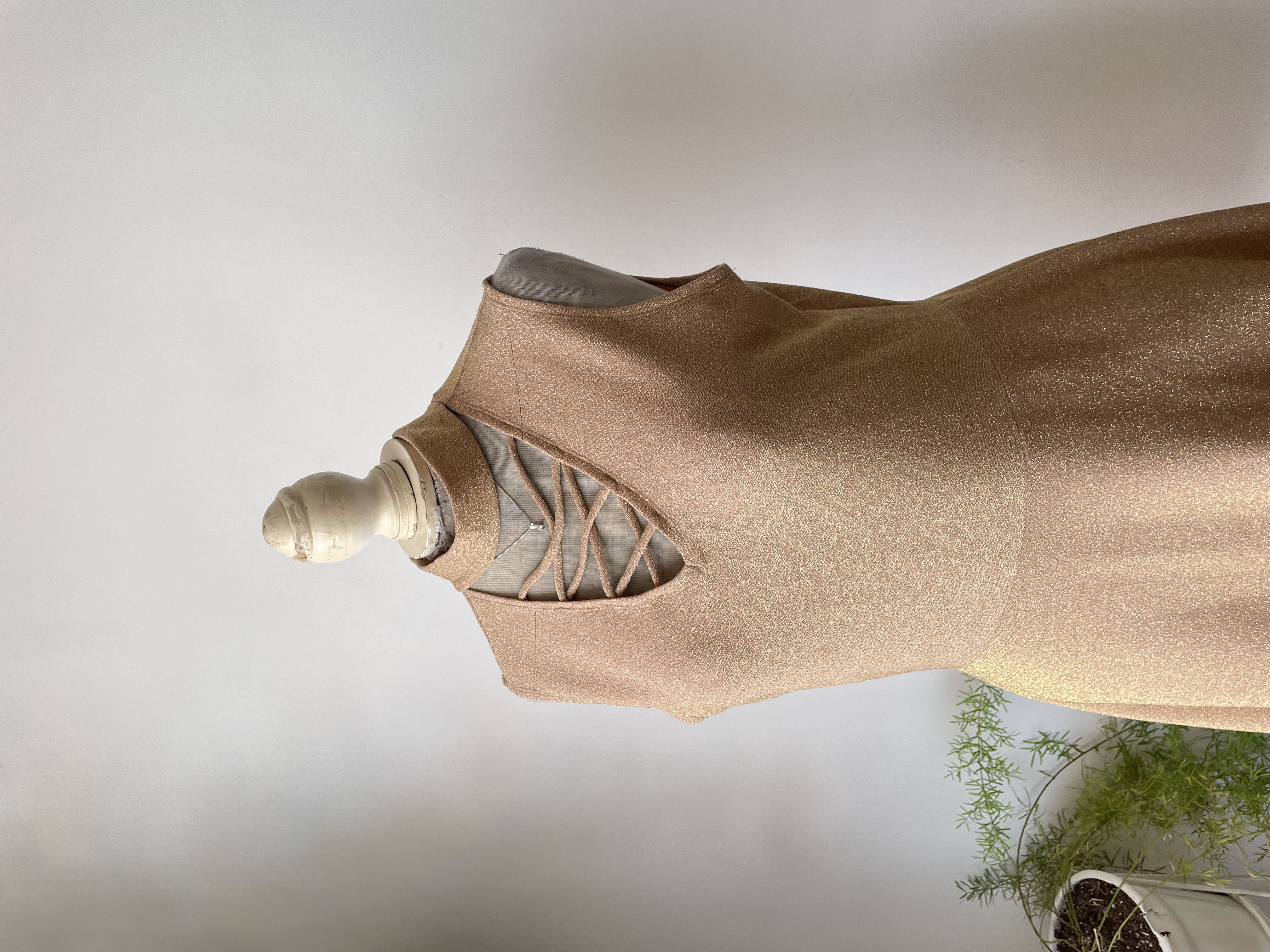 Vestido dorado. Talla: L 2