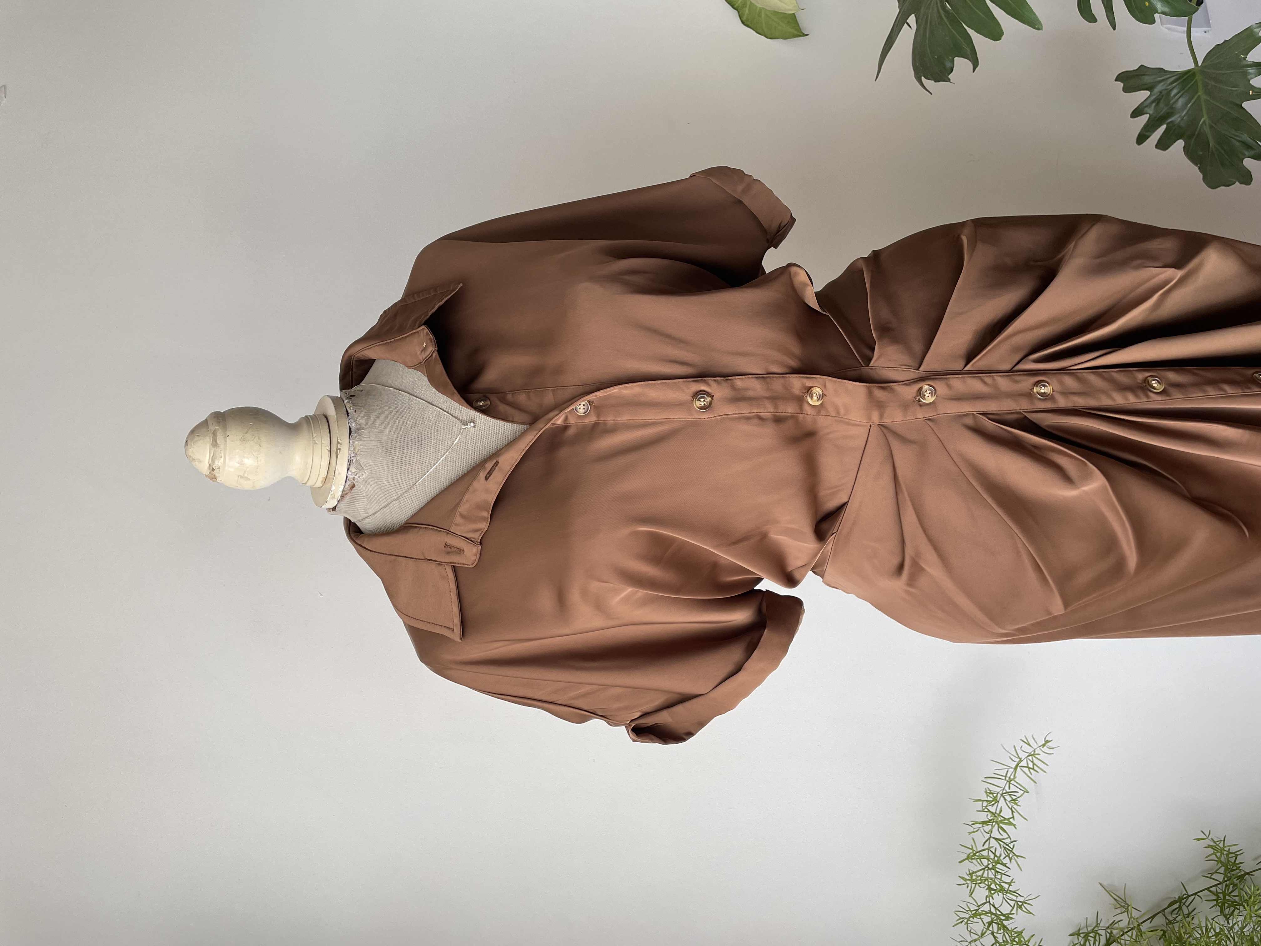 Vestido camisero chocolate. Talla: L 4