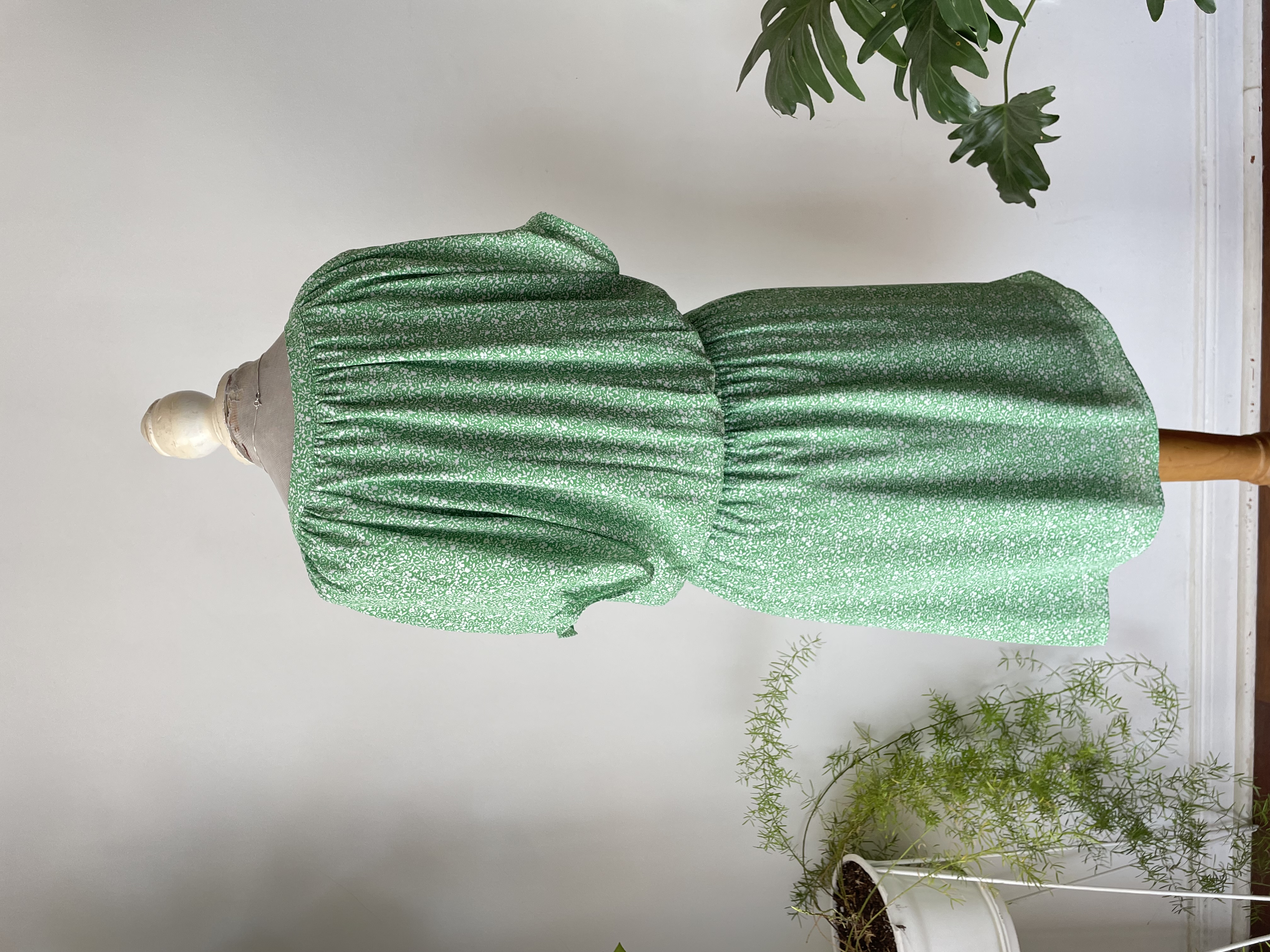 Vestido verde margaritas. Talla: L 4