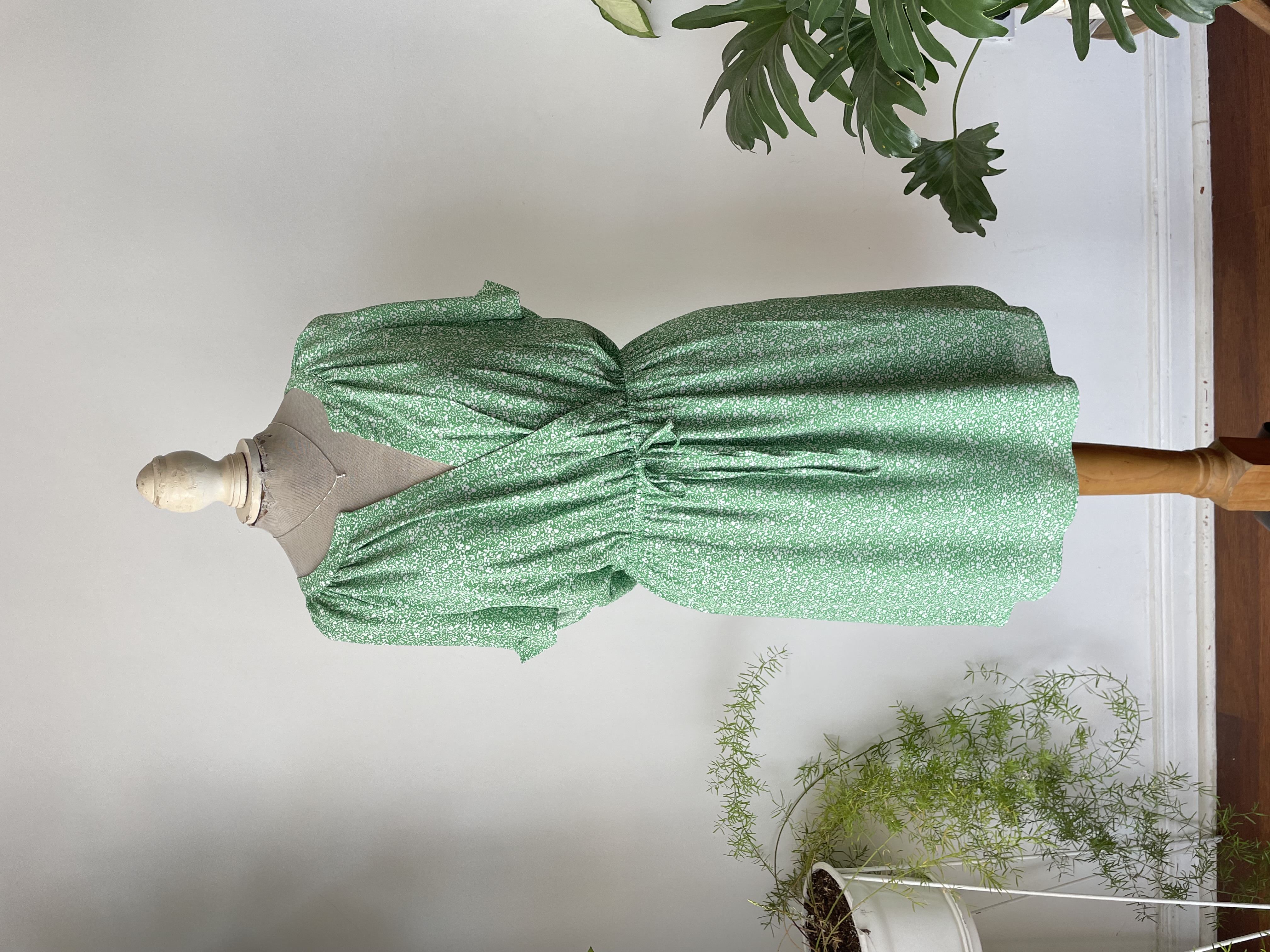 Vestido verde margaritas. Talla: L 1
