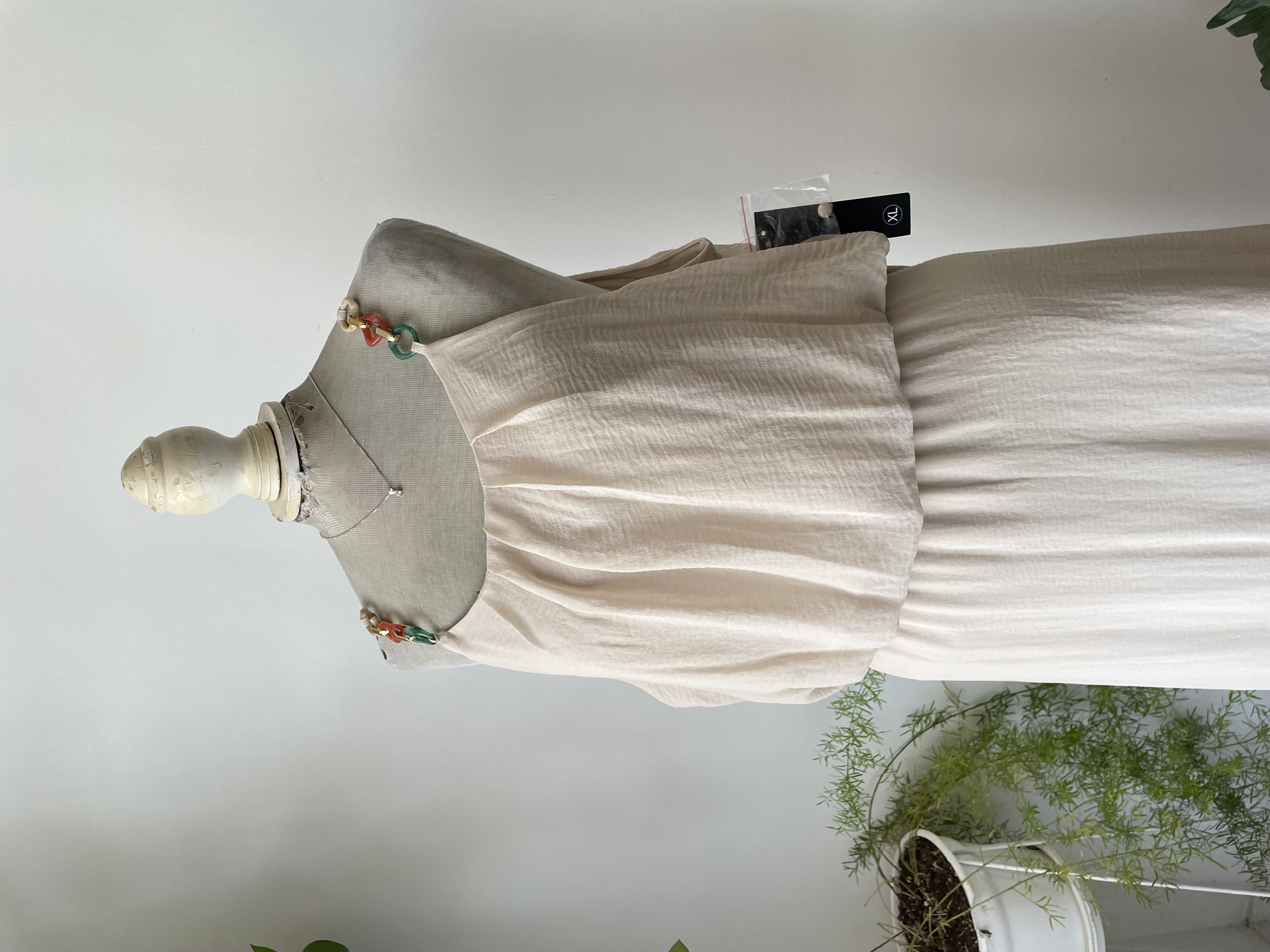 Vestido beige. Talla: XL 2