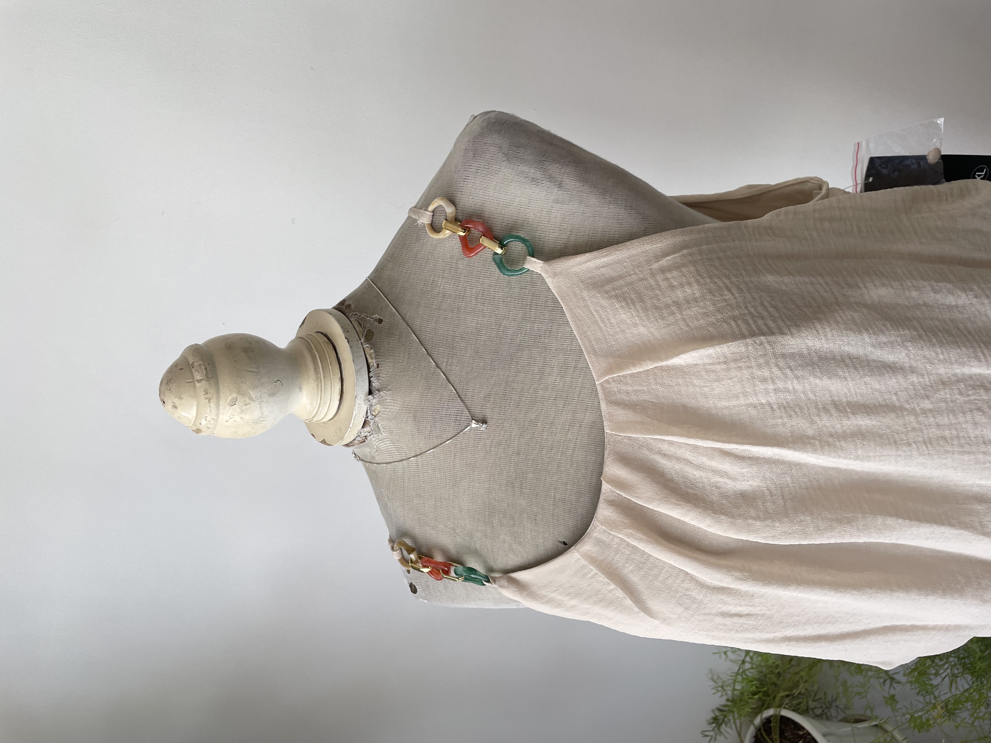 Vestido beige. Talla: XL 3