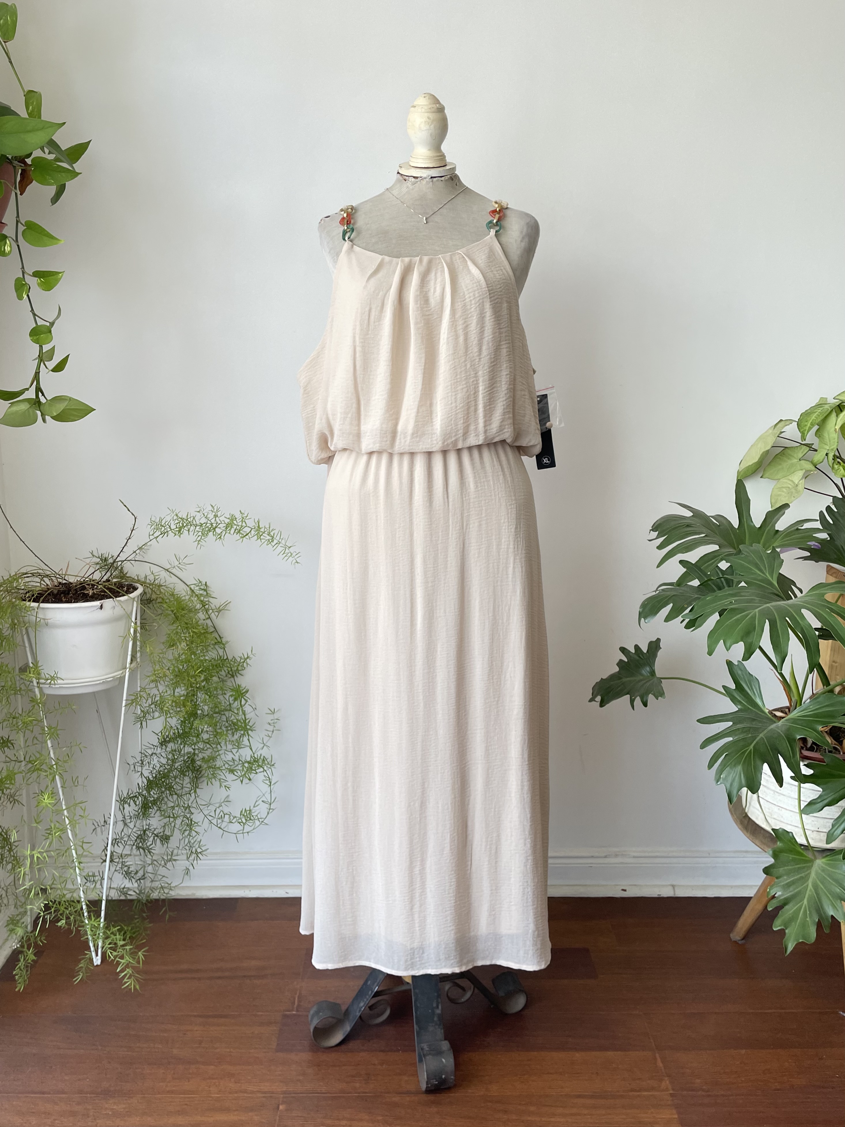 Vestido beige. Talla: XL 1