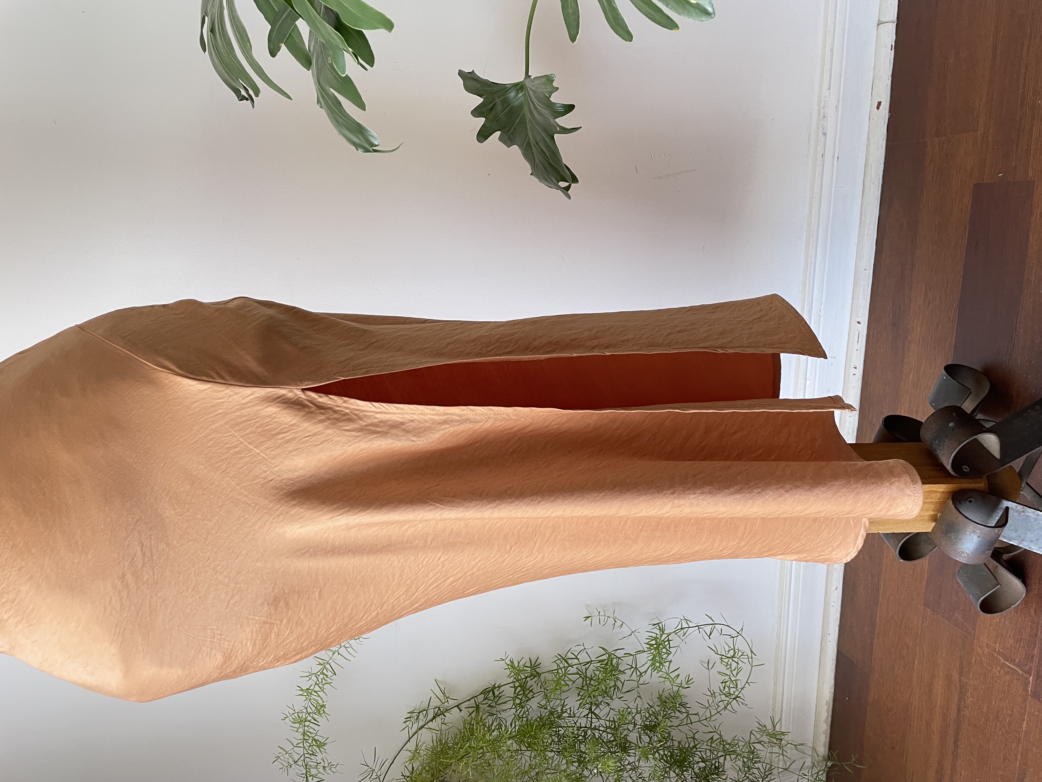 Vestido saten camel. Talla: S 4