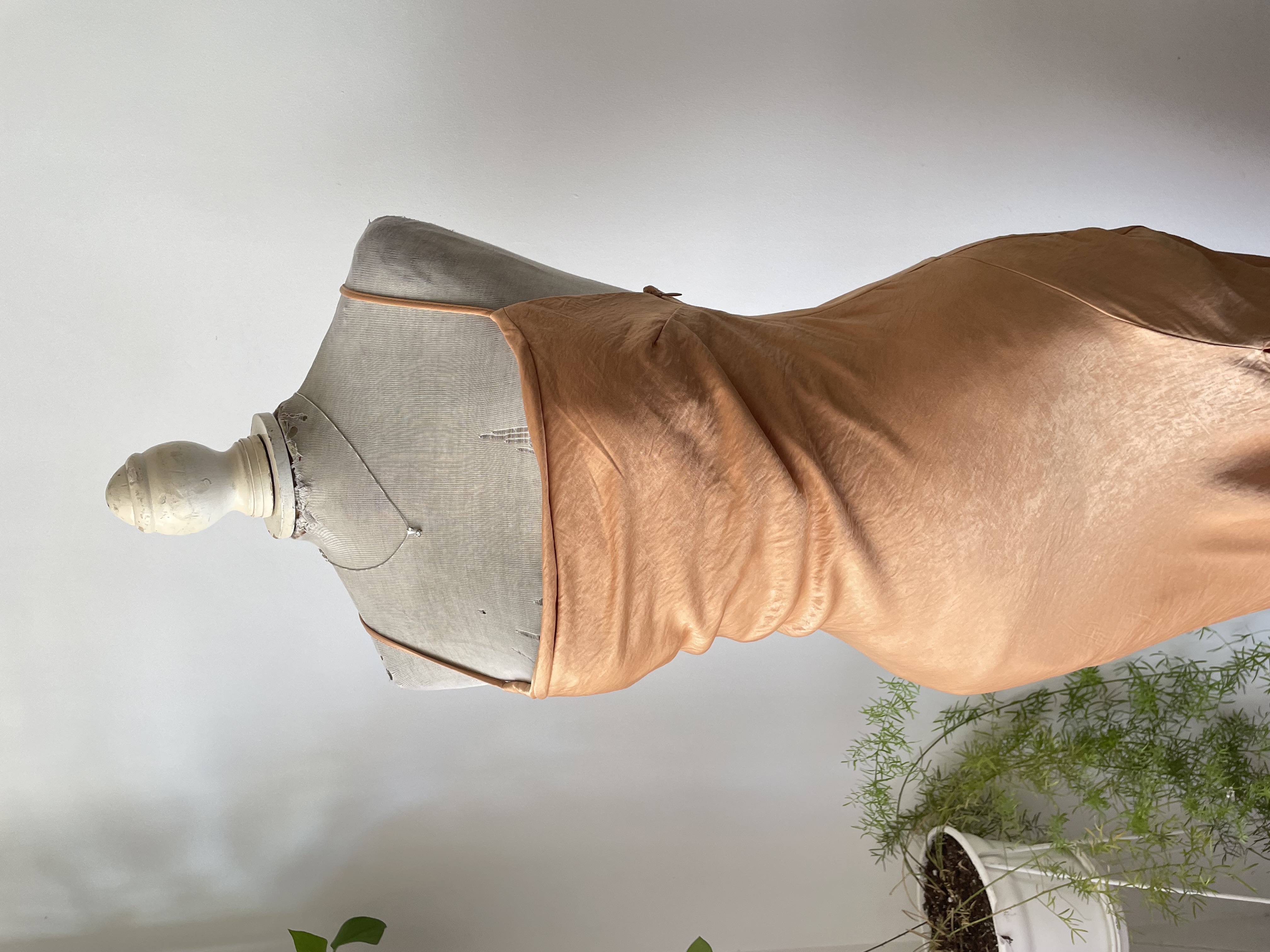 Vestido saten camel. Talla: S 2