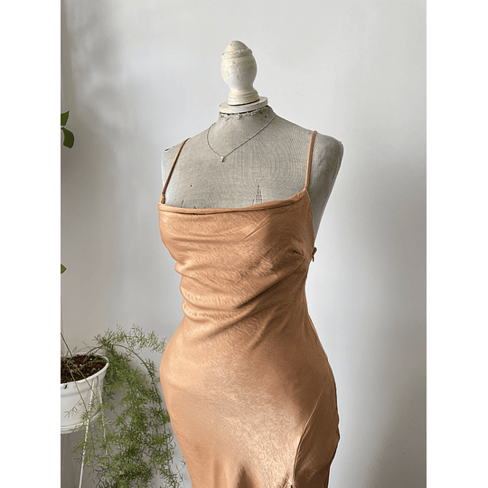 Vestido saten camel. Talla: S