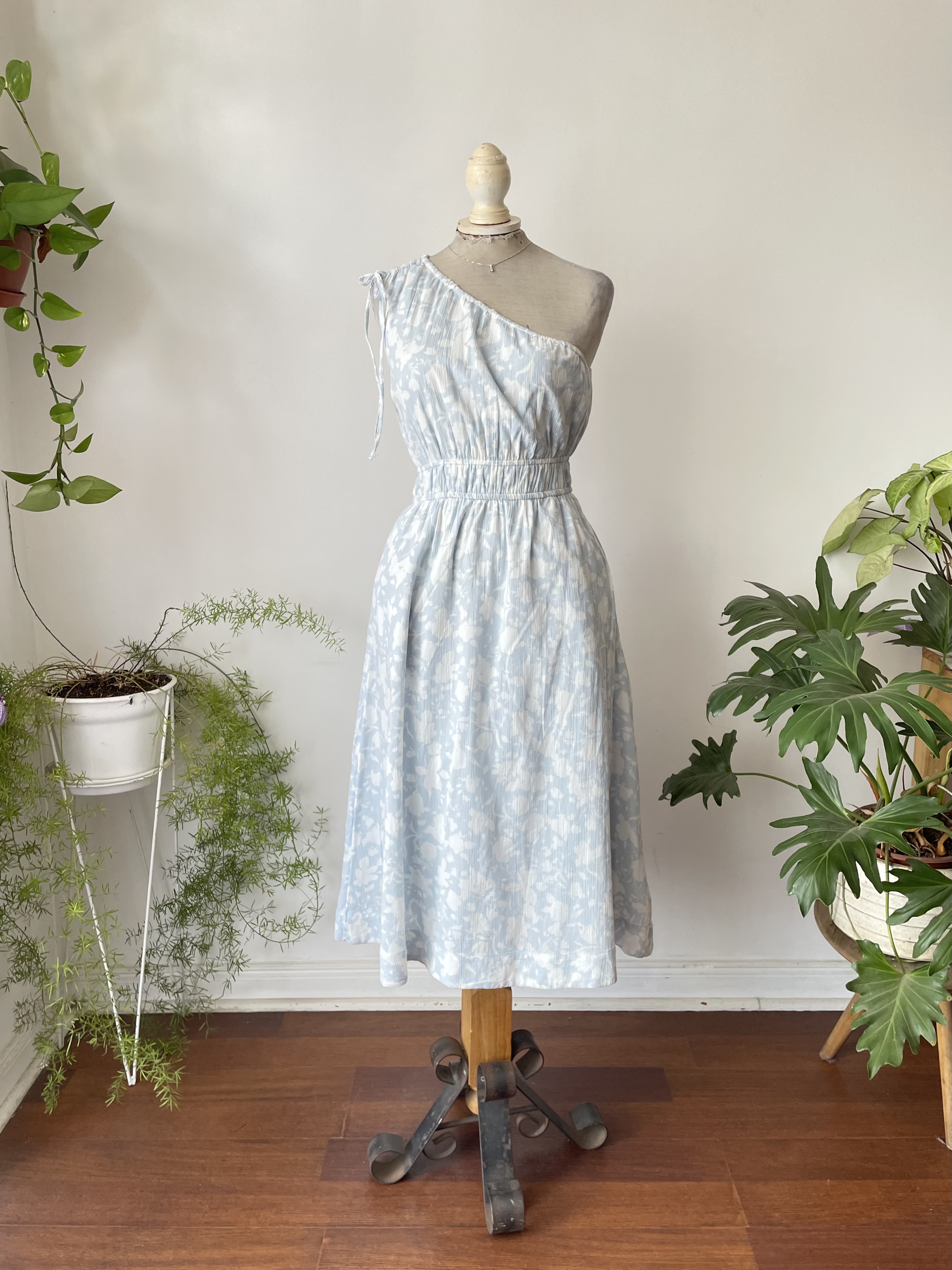 Vestido asimétrico celeste. Talla: XS 1