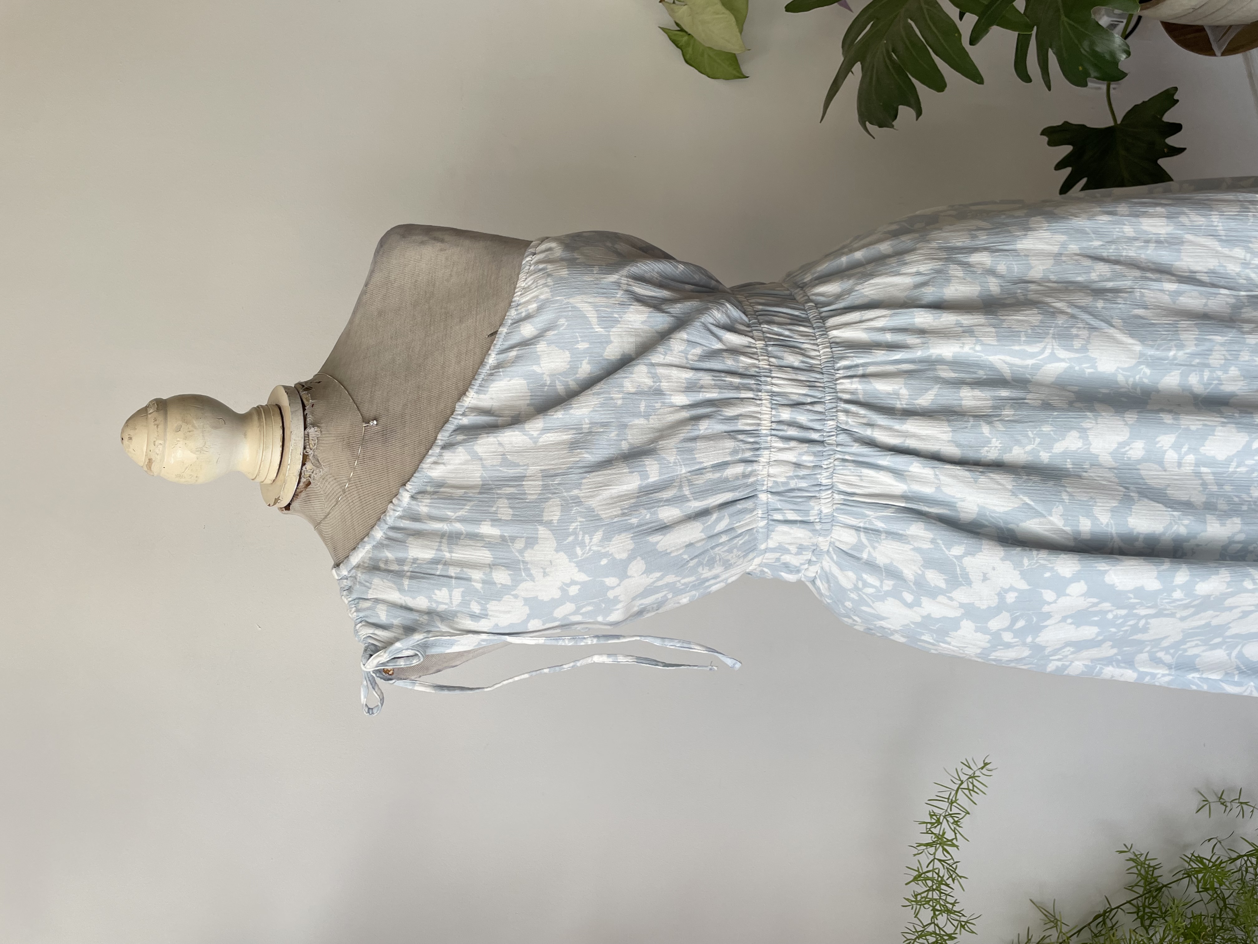 Vestido asimétrico celeste. Talla: XS 2