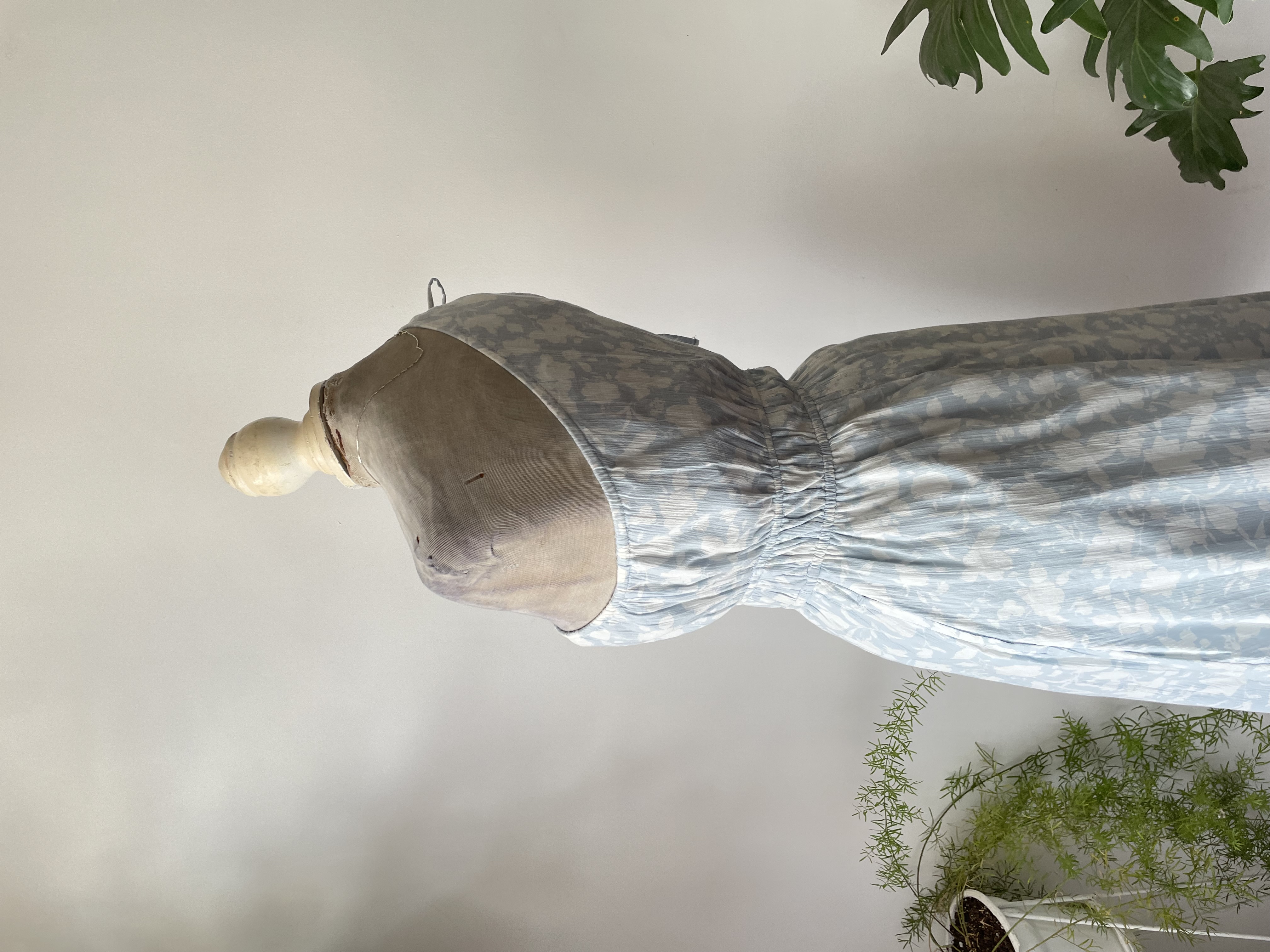 Vestido asimétrico celeste. Talla: XS 3