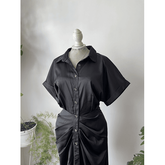Vestido camisero negro. Talla: L