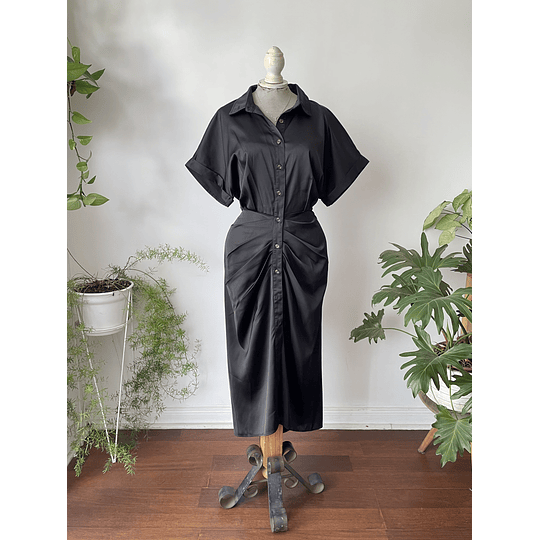 Vestido camisero negro. Talla: L