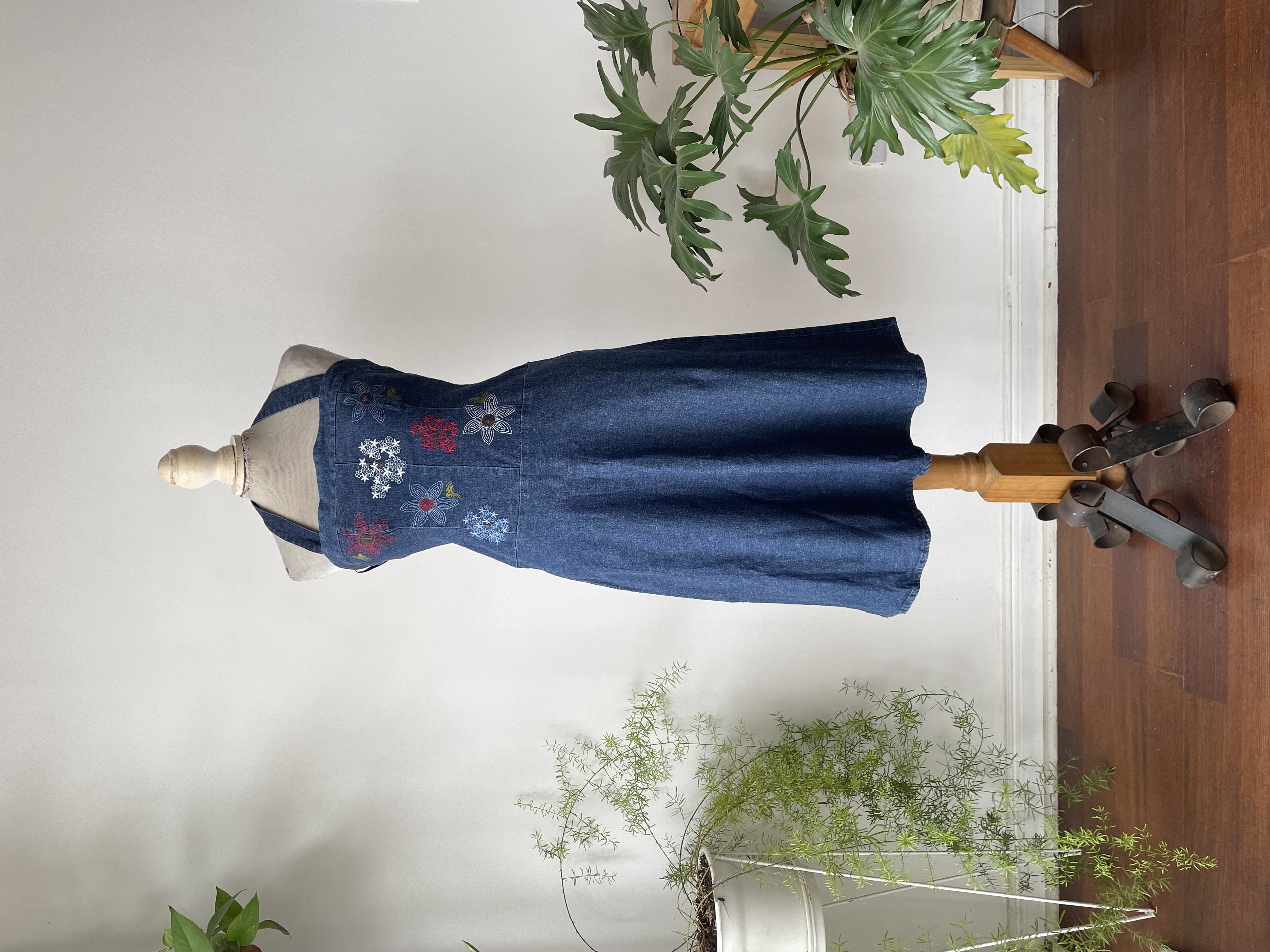 Vestido bordado. Talla:  8 (38) 1