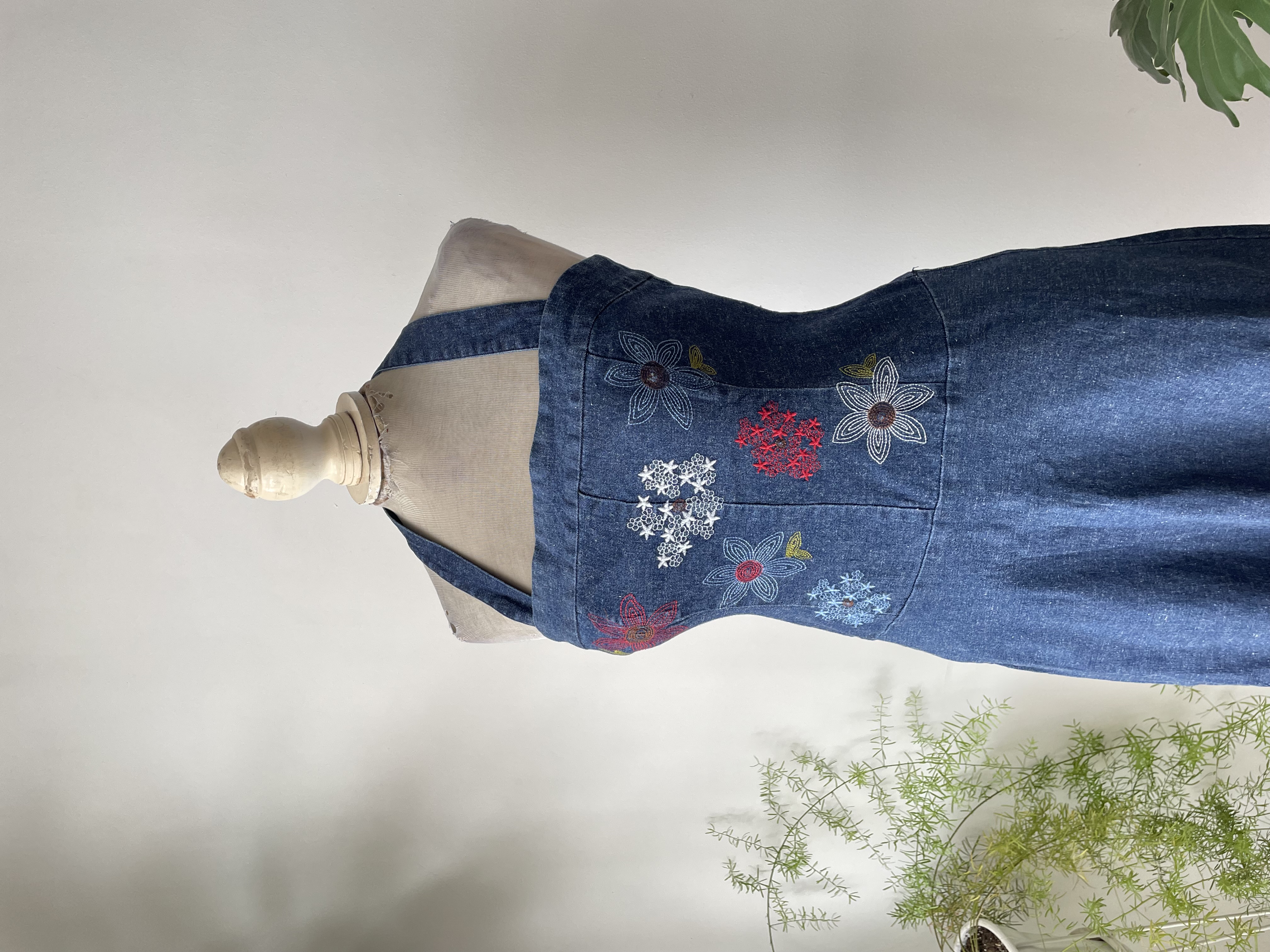 Vestido bordado. Talla:  8 (38) 2