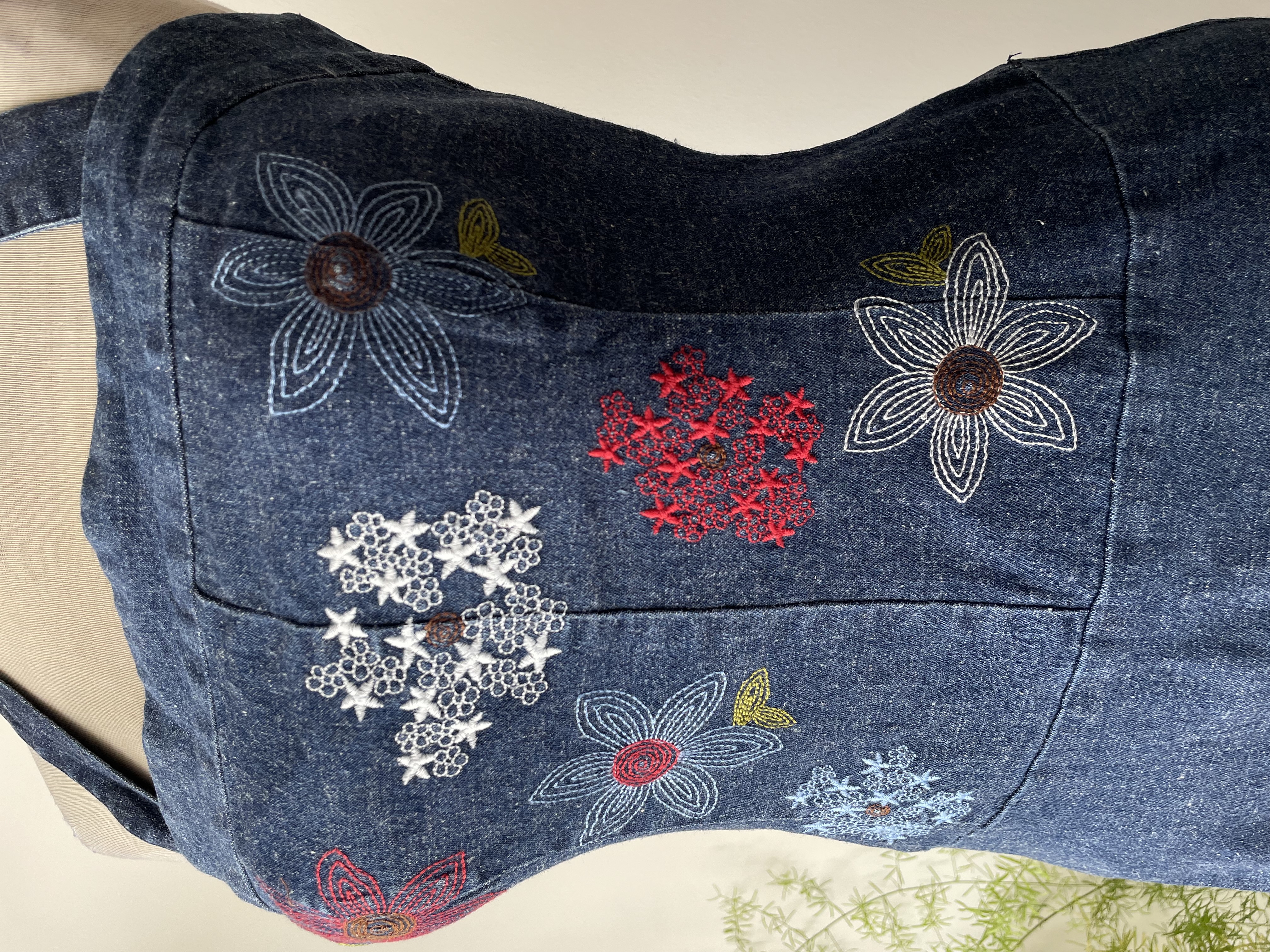 Vestido bordado. Talla:  8 (38) 3