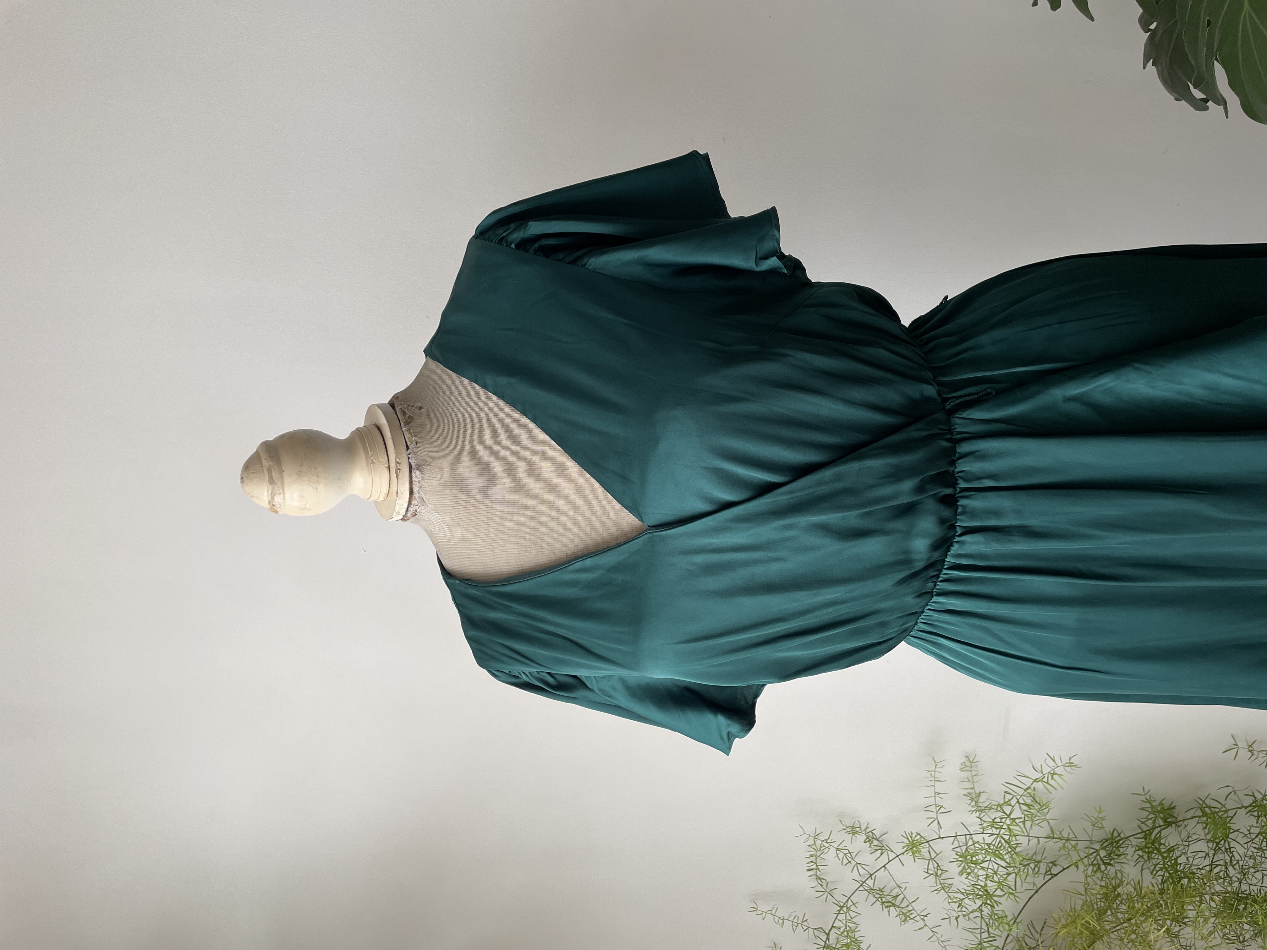 Vestido satén esmeralda. Talla: M 2